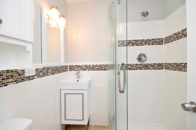 Photo - 1343 W Winona St Unit 2E