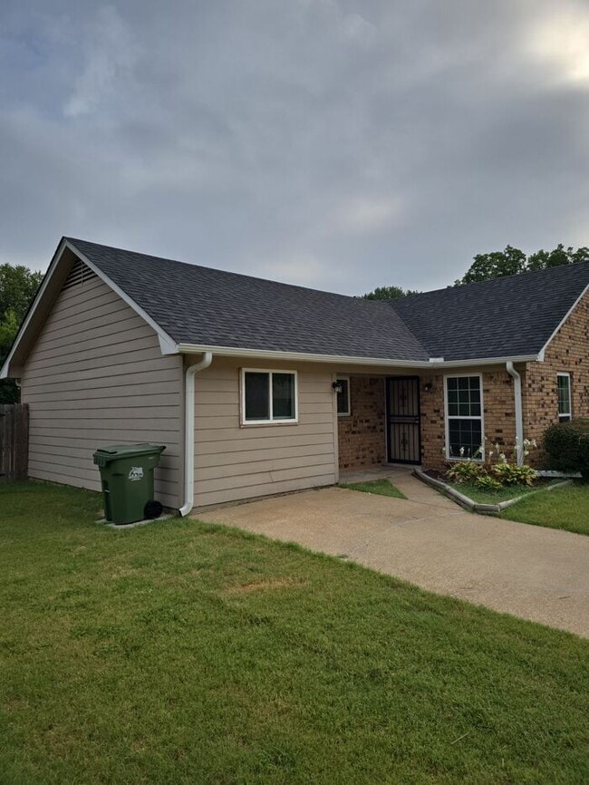 Building Photo - 5008 Clear Creek Dr Rental