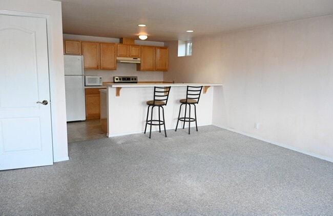Building Photo - 6246 NE Eagle Harbor Dr Unit Apt. A
