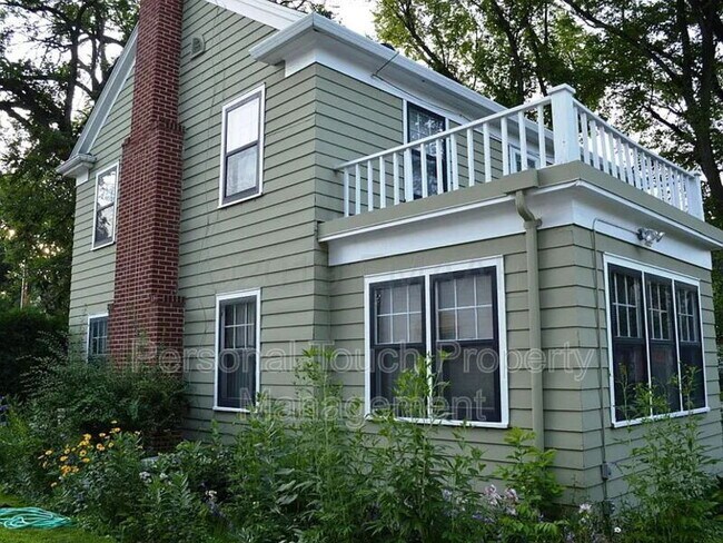 Photo - 704 8th St S
