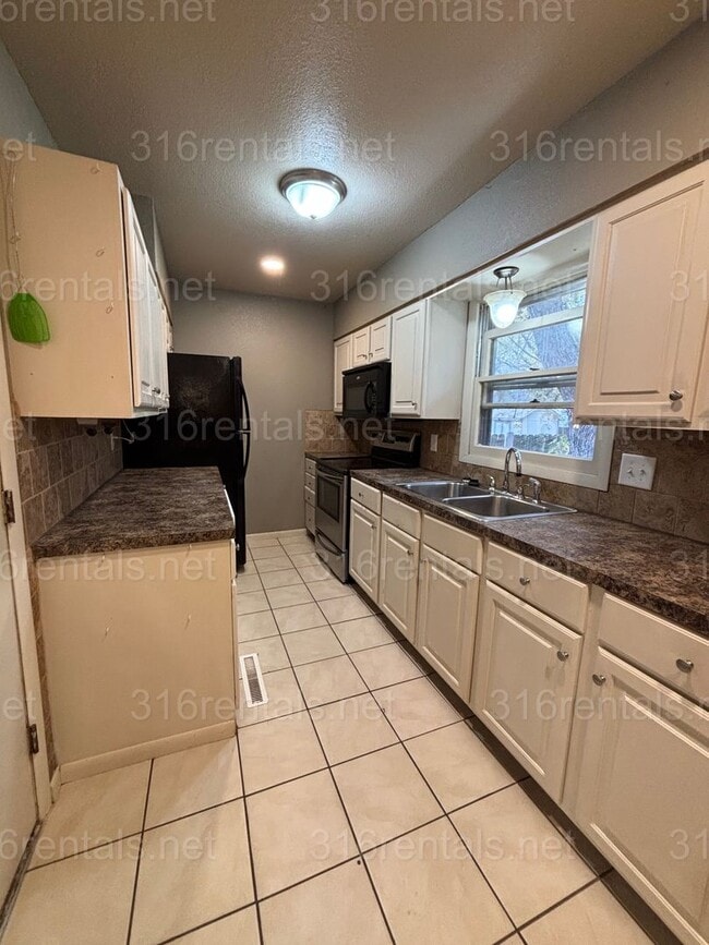 Photo - 3 bedroom 2 bathroom rental available NOW!