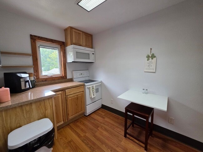 Building Photo - 840 Lincoln St Unit Upper Rental