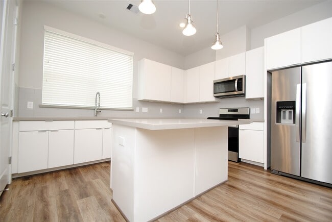 Photo - 1270 N Post Oak Rd