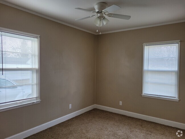 Building Photo - 913 W 5th St S Rental