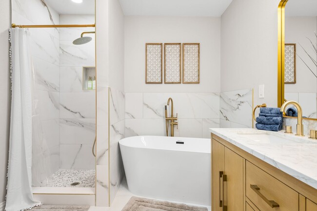 Photo - Lakefront Luxury Retreat, 5 Beds, 3 Baths, Quiet Gated Community.