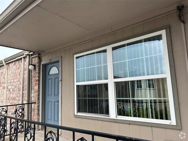 Building Photo - 5550 N Braeswood Blvd Unit 37 Rental