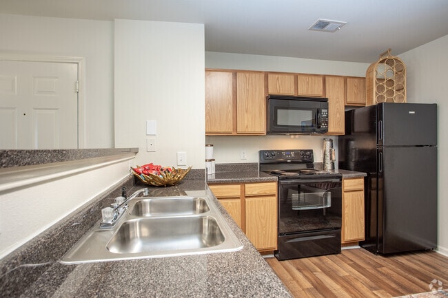 2BR, 2BA - 1,035SF - Kitchen - Eagle Point Village Apartments