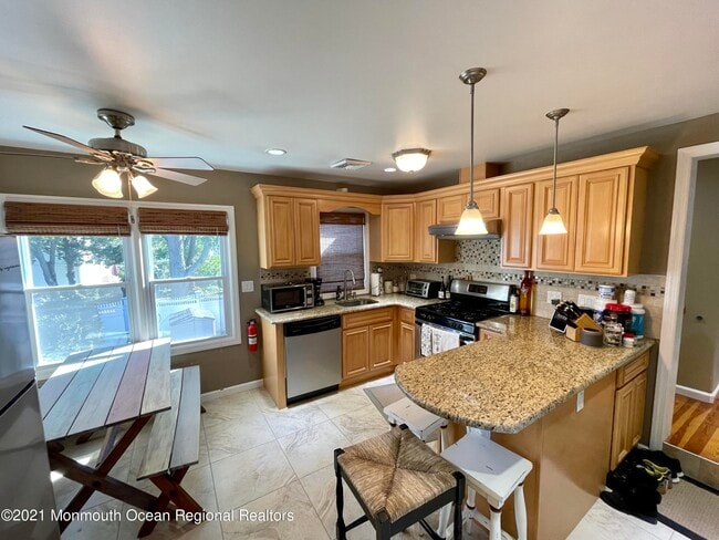 Building Photo - 425 Sylvania Ave Unit Garage Apartment