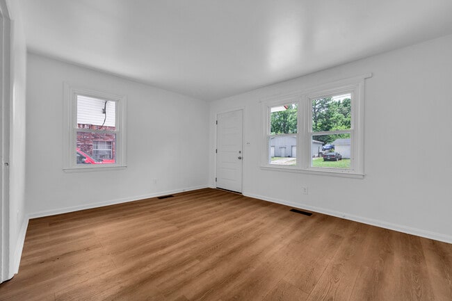 Photo - 208 17th Ave SW