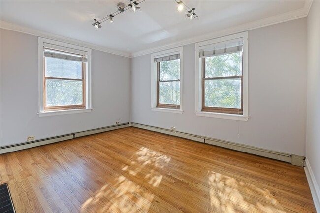Photo - 630 W Waveland Ave