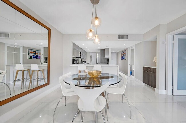 Building Photo - 1717 N Bayshore Dr Rental