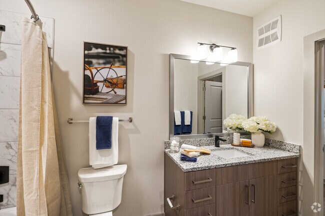 2BR, 2BA - 988SF - Bathroom