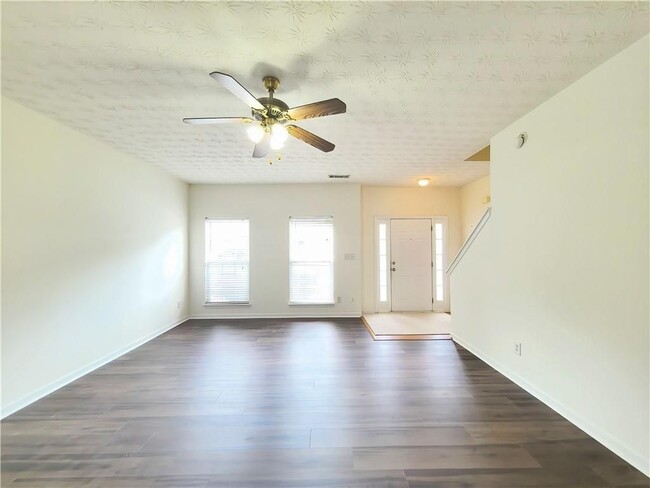 Photo - 619 Kenridge Way