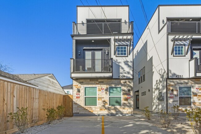 Photo - 4229 Elmwood St Unit B