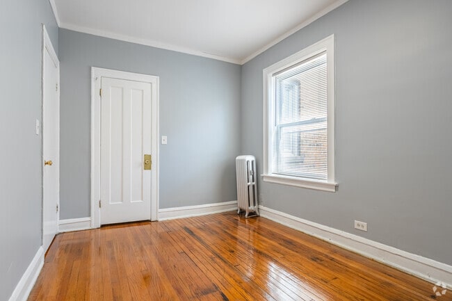 2 habitaciones, 1 baño - 850 pies cuadrados - Segundo dormitorio - 8200 S. Evans Ave.