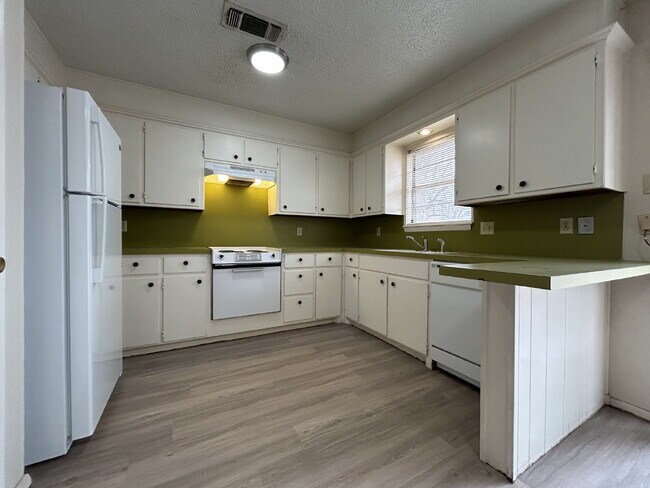 Photo - Lovely 2Bed/2Bath Duplex!