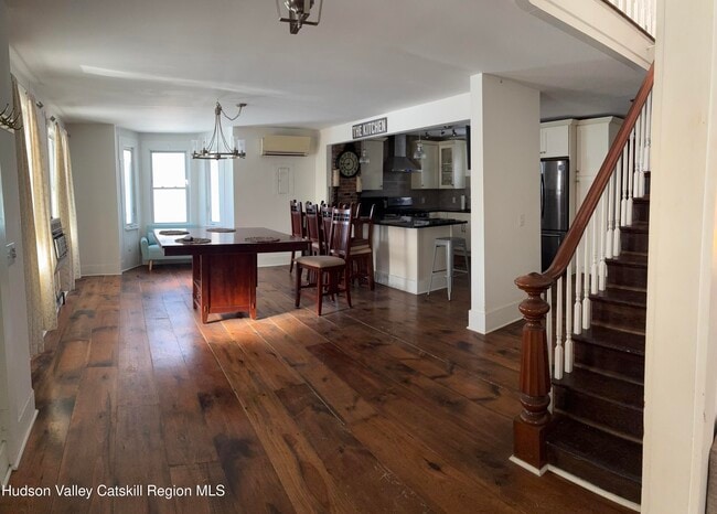 Photo - 648 Albany Turnpike