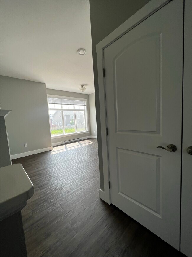 Photo - 11703-11102 102 St