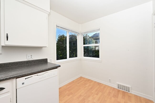 Photo - 3 Bedroom Home in Rainer Beach - Beautiful view over Lake Washington