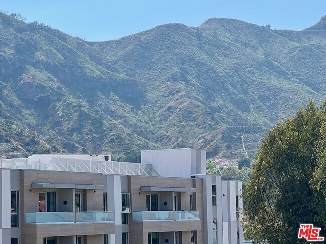 1586 Palisades Dr