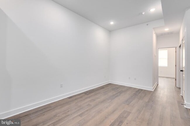 Photo - 927 N 42nd St