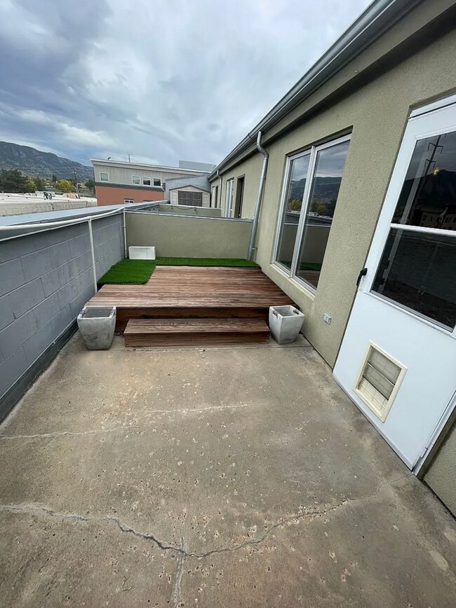 Building Photo - Stylish Studio Available now! Unit 203