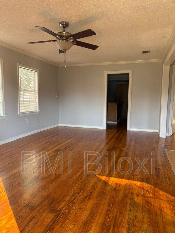 Photo - 1916 Hudson St