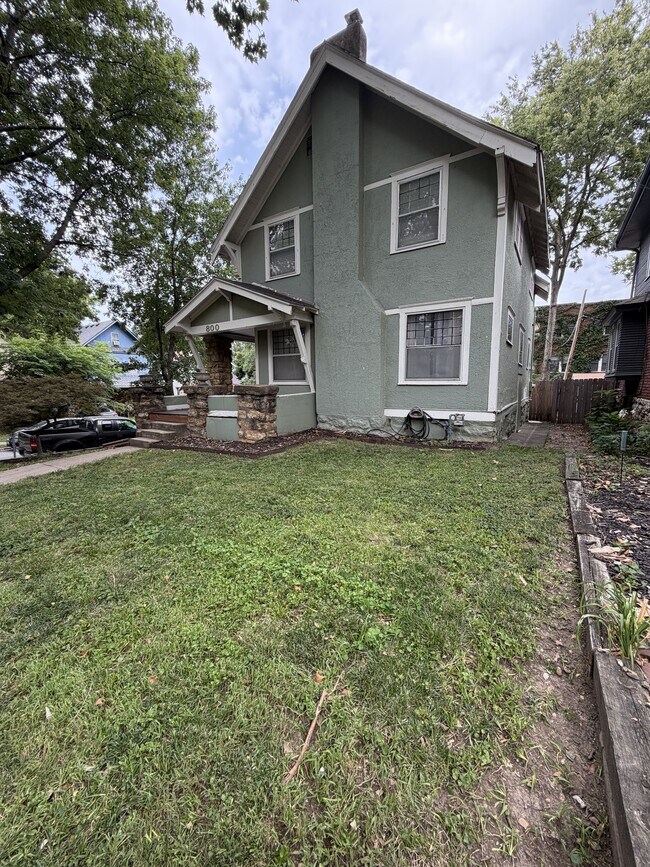 Photo - 800 E 41st St