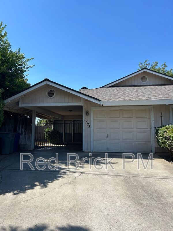 Building Photo - 1378 Queens Cir
