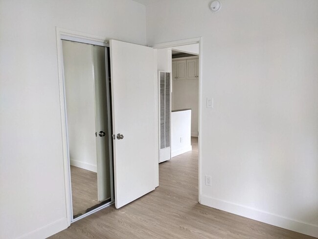 1248 N Las Palmas Ave Unit 6
