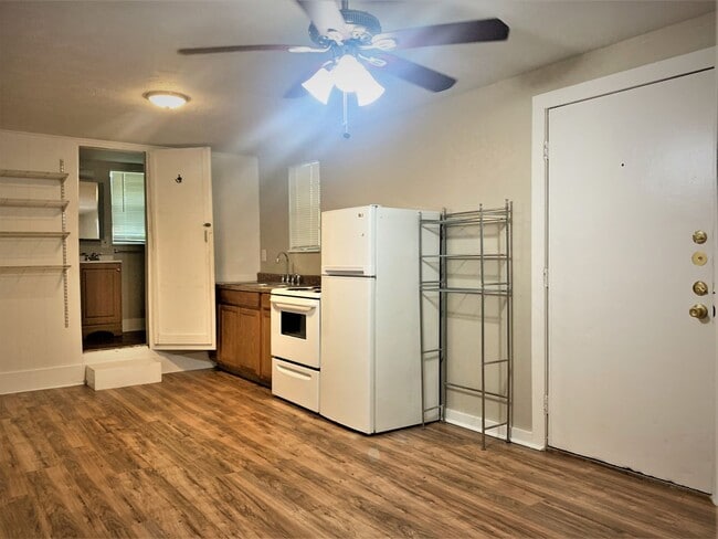 Photo - 904 1/2 Denton Unit 904 1/2 Denton St.