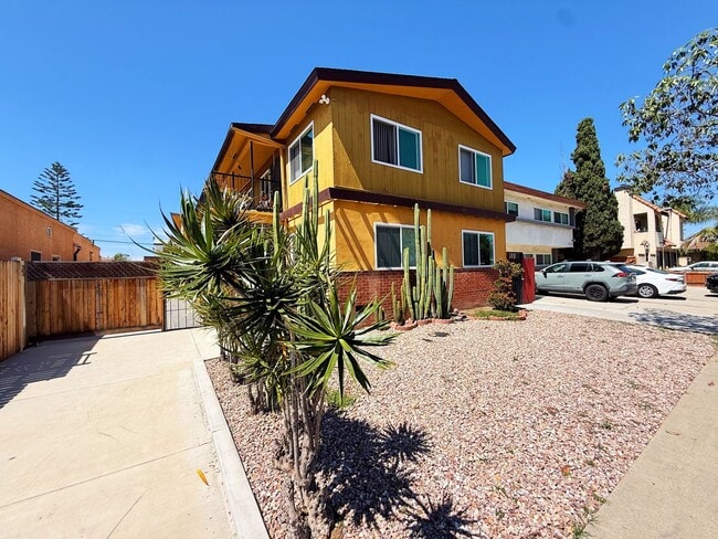 Building Photo - 4352 1/2-4352 1/2 McClintock St Unit 4348 1/2