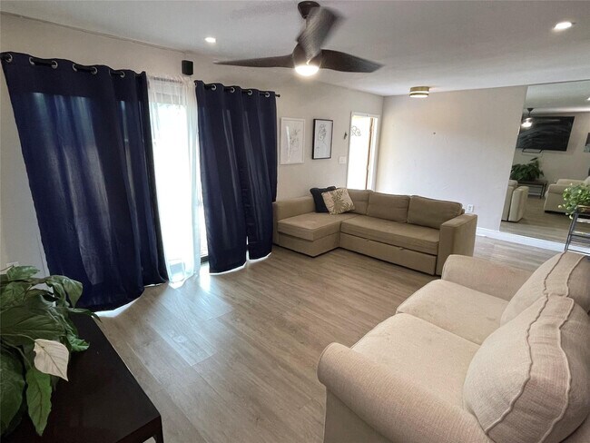 Photo - 4000 Del Rio Way