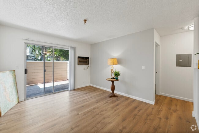 1,BR, 1BA - 550SF