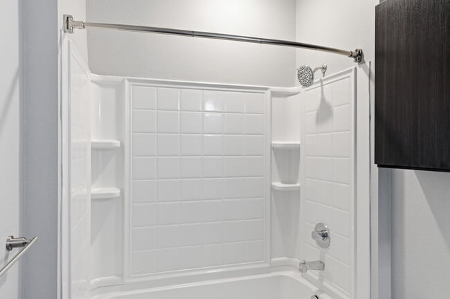 Baños luminosos y con un diseño cuidado, pensados para la comodidad diaria.
