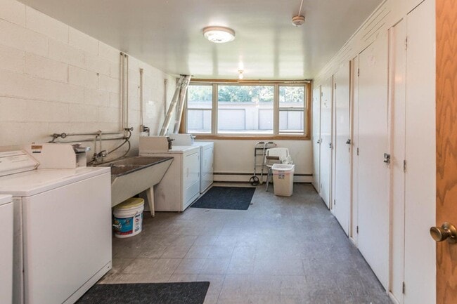 Photo - Available September! - 1 Bed 1 Bath Apartment Unit 17