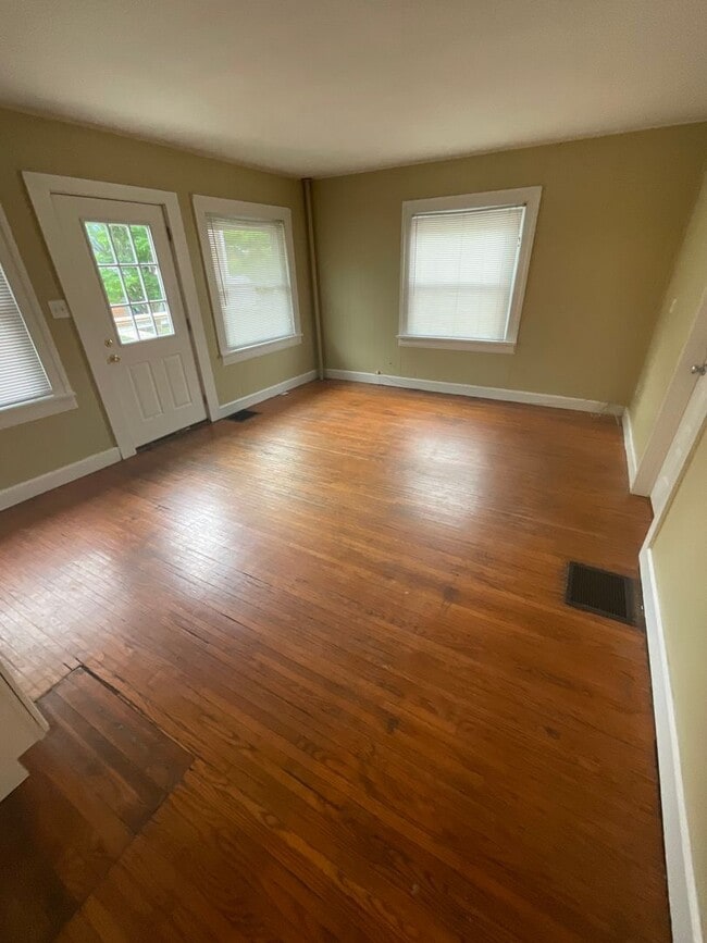 Photo - ***AVAILABLE AUGUST 2027*** 5 Bed 2 Bath house. Close to business school. Excellent Location!