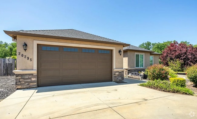 Building Photo - 3-bedroom, 2-bathroom home located in the ...