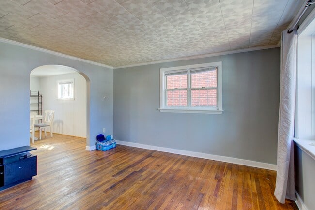 Photo - 824 Wabank St