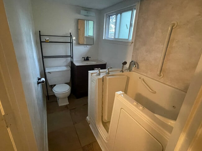 Photo - 98 Woodcreek Dr