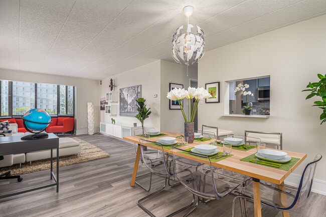 637 E Woodland Park Ave Unit 402