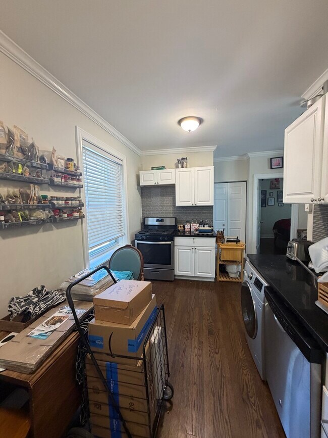 Photo - 648.5 W Roscoe St
