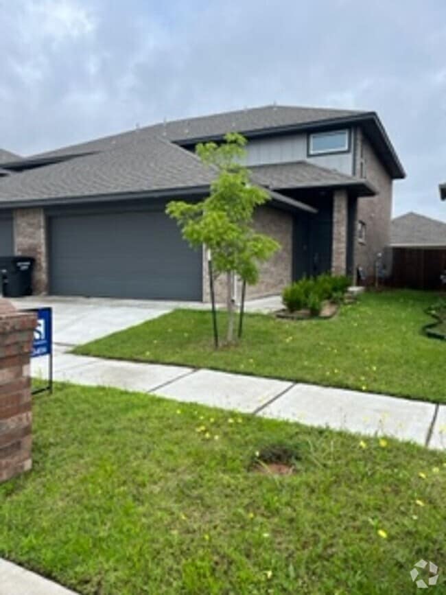 Building Photo - FIRST MONTH FREE! Rental