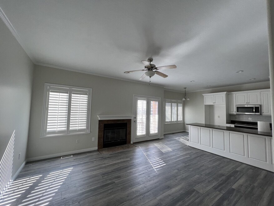 202 E White Spruce Cv