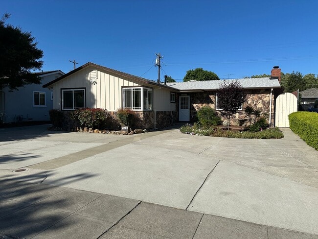 Bright and Spacious 4 Bedroom, 2 Bath Sing... - Bright and Spacious 4 Bedroom, 2 Bath Sing... House