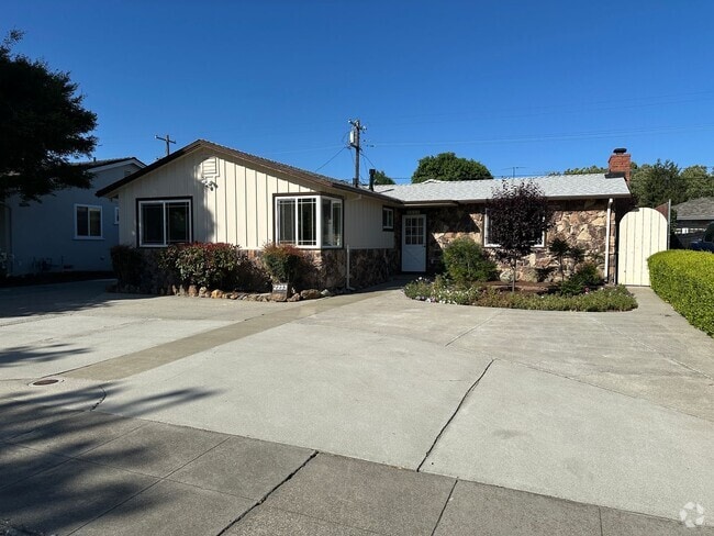 Building Photo - Bright and Spacious 4 Bedroom, 2 Bath Sing... Rental