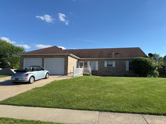 Beautiful 6 BR/4BA home with fenced in yar... - Beautiful 6 BR/4BA home with fenced in yar...