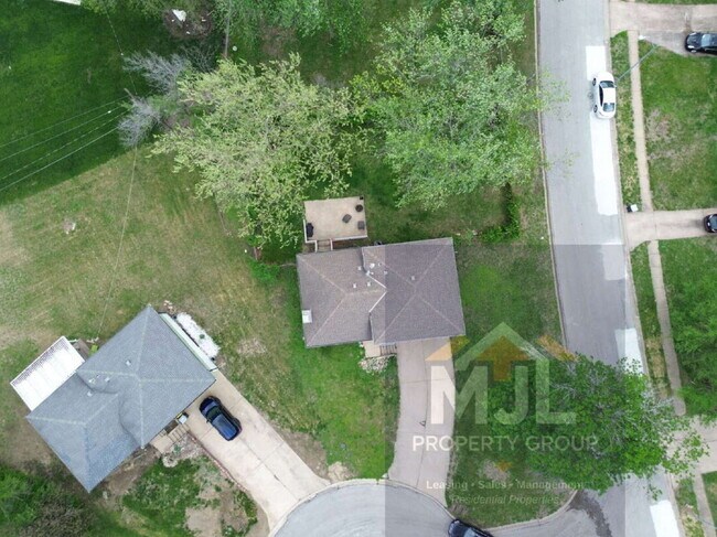 Photo - Beautiful 3 Bedroom / 1.5 Bath *Large Corner Lot* 2 Car Garage