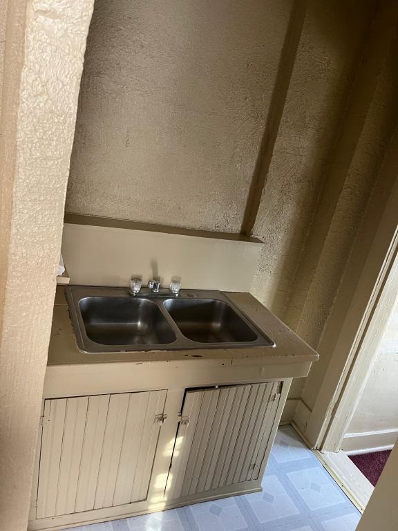 Photo - 512 W Broadway St