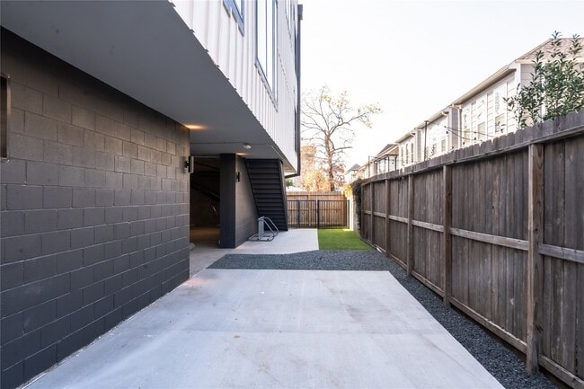 Building Photo - 5614 Larkin St Unit D